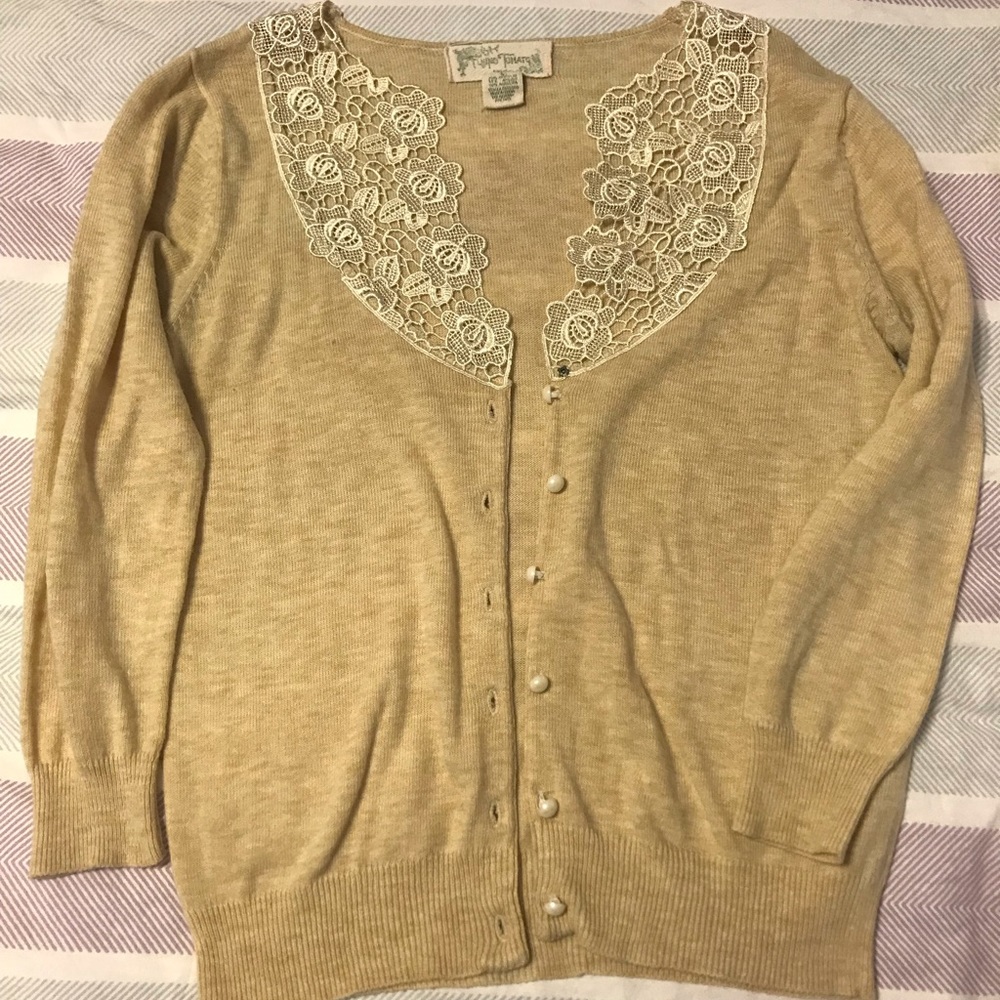 Cute beige cardigan with dainty embroidery